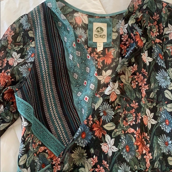 Delicate floral wrap top - Picture 2 of 3